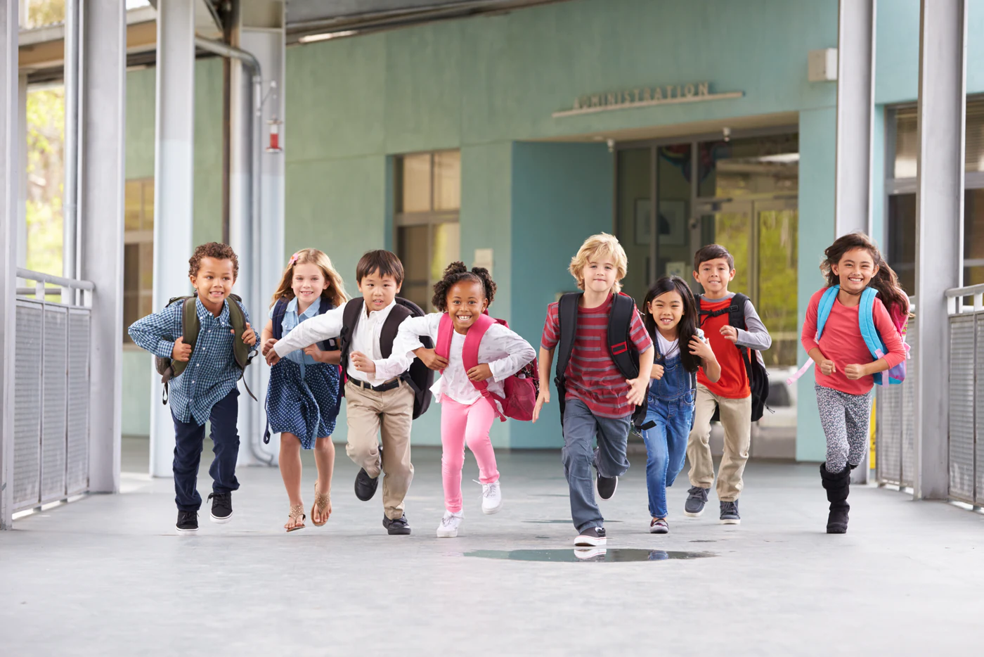 孩子们背着书包跑出校舍